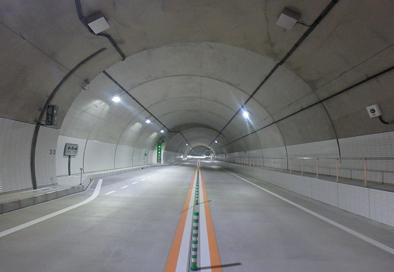 高速道路トンネル照明工事